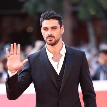 Michele Morrone '365 Days' Mesra dengan Khloe Kardashian, Pacaran?