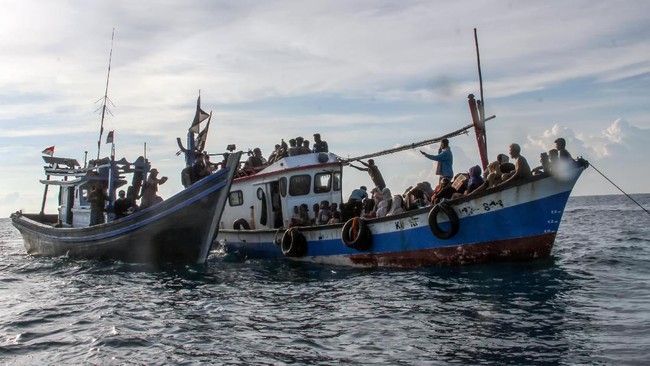 Indonesia memutuskan mengizinkan kapal pengungsi Rohingya berlabuh di Aceh setelah terombang-ambing di perairan RI selama beberapa hari.