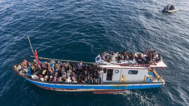UNHCR mendesak Indonesia mengizinkan kapal yang menangkut puluhan pengungsi Rohingya berlabuh di Aceh. Namun, Polda Aceh menolak.