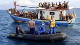 Nelayan Aceh Selamatkan Pengungsi Rohingya Pengungsi etnis Rohingya berada di atas kapal KM Nelayan 2017.811 milik nelayan Indonesia di pesisir Pantai Seunuddon. Kecamatan Seunuddon, Aceh Utara, Aceh, Rabu (24/6/2020). Sebanyak 94 orang pengungsi etnis Rohingya, terdiri dari 15 orang laki-laki, 49 orang perempuan dan 30 orang anak-anak ditemukan terdampar sekitar 4 mil dari pesisir Pantai Seunuddon. ANTARA FOTO/Rahmad/Lmo/foc.