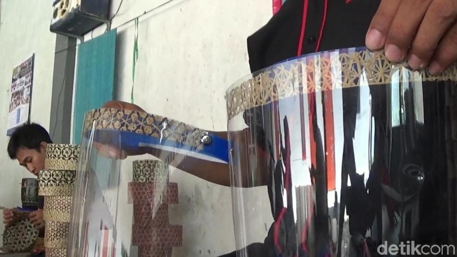 Pengrajin Songkok Bambu Beralih Produksi Face Shield