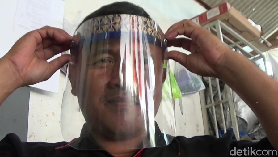 Pengrajin Songkok Bambu Beralih Produksi Face Shield