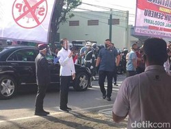 Sapa Warga Banyuwangi, Jokowi Blusukan ke Pasar dan Bagikan Kaos