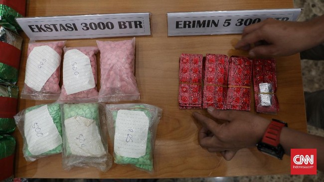 Sat Narkoba Polres Jakbar dan Bea Cukai membongkar peredaran gelap narkoba jenis pil ekstasi asal Belanda setelah melakukan pengintaian selama beberapa hari.