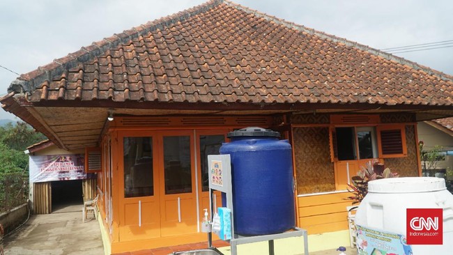 Pencegahan dan penanganan pandemi virus corona atau Covid-19 menjadi tugas bersama. Tak terkecuali di Desa Tenjolaya, Kecamatan Pasirjambu, Kabupaten Bandung.