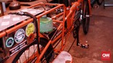Sepeda Kargo Siasat Genjot Ekonomi Sepeda kargo, begitu beberapa orang menyebutnya. Ini seperti sepeda yang dikombinasikan dengan bak terbuka pada mobil niaga. Kamis (25/6/2020). CNN Indonesia/Andry Novelino