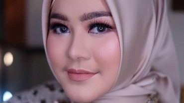 img-title 3 Fakta Sherrin Tharia, Gugat Cerai Zumi Zola hingga Lepas Hijab
