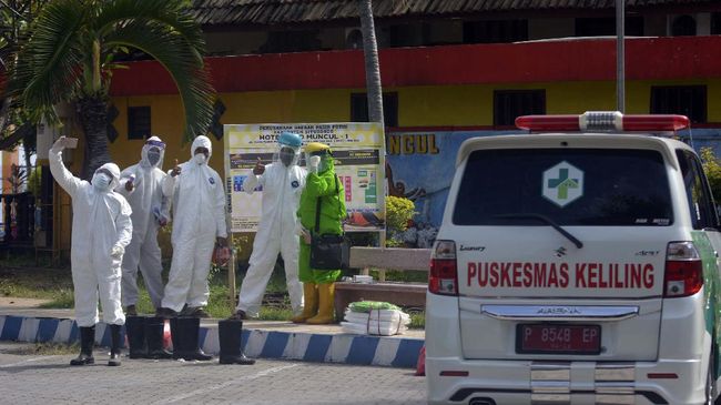 Titik Panas Penyebaran Covid-19 di Jawa Timur Sejumlah petugas kesehatan berswafoto sebelum memeriksa kesehatan warga karantina di Hotel Sidomuncul 1, kawasan Wisata Bahari Pasir Putih, Bungatan, Situbondo, Jawa Timur, Sabtu (13/6/2020). Gugus Tugas Percepatan Penanganan COVID-19 mengarantina 40 warga yang terkonfirmasi positif dan reaktif dari hasil tes cepat (rapid test), untuk memutus mata rantai penularan virus. ANTARA FOTO/Seno/hp.
