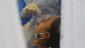 Epidemiolog Sebut Penanganan Covid RI Terkendala Jeda Tes