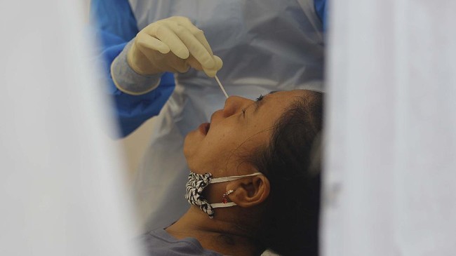 Jatim mengklaim telah melakukan 773.015 rapid test, dan 128.667 tes swab. Namun, dengan jumlah penduduk sekitar 40 juta, angka itu disebut belum ideal.