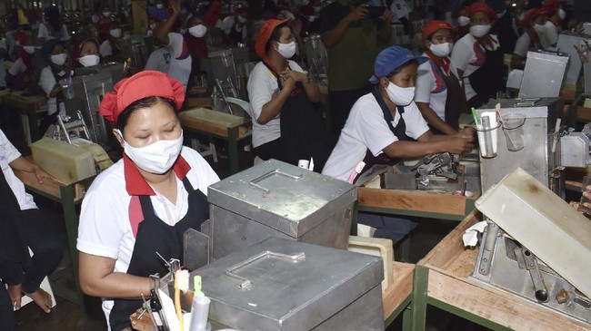 Pemerintah dan DPR menegaskan RUU Ciptaker tidak akan mengurangi upah yang diterima buruh saat ini dan mengubah skema pengupahan yang telah ditetapkan.