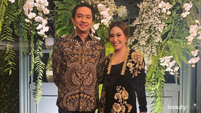 8 Potret Ayu Dewi dan Suami yang Kocak Tapi Penuh Cinta
