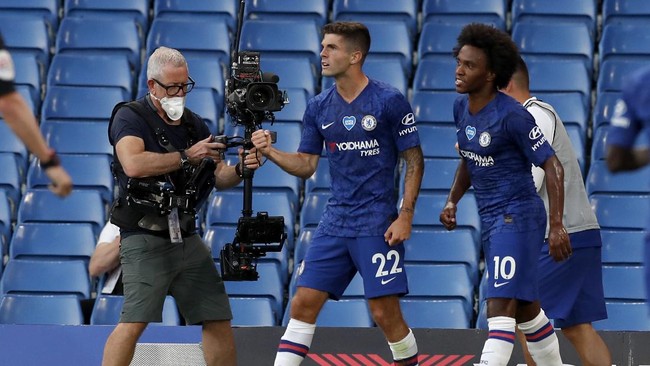 Chelsea's Christian Pulisic, centre, celebrates after scoring his teams first goal during the English Premier League soccer match between Chelsea and Manchester City at Stamford Bridge, in London, England, Thursday, June 25, 2020. (AP Photo/Paul Childs,Pool)