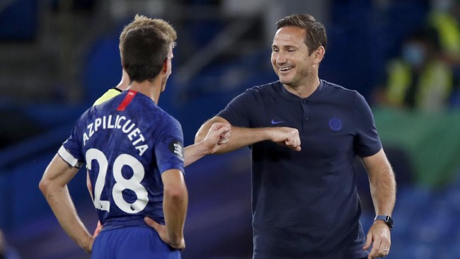 Chelsea's head coach Frank Lampard gestures with players following their English Premier League soccer match between Chelsea and Manchester City at Stamford Bridge, in London, England, Thursday, June 25, 2020. (AP Photo/Paul Childs,Pool)
