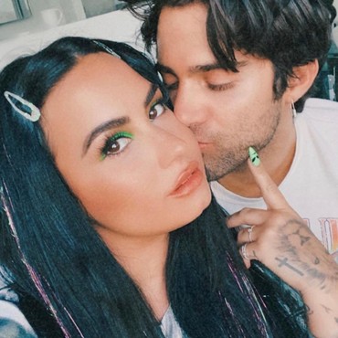 Demi Lovato Resmi Tunangan dengan Max Ehrich