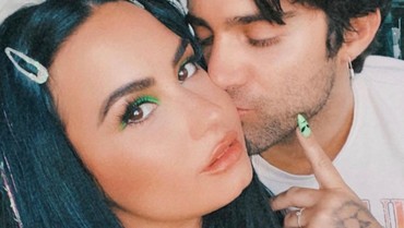 img-title Demi Lovato Resmi Tunangan dengan Max Ehrich