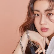 Outfit Simpel Kang Sora Lawan Main Siwon di Drama Revolutionary Love