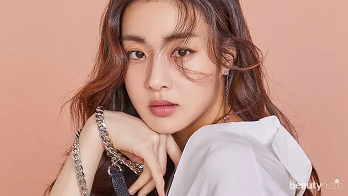 Outfit Simpel Kang Sora Lawan Main Siwon di Drama Revolutionary Love