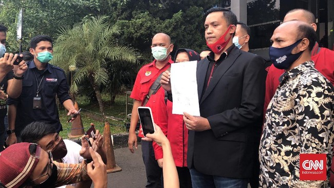 DPD PDIP DKI Jakarta melaporkan aksi pembakaran bendera partai ke Polda Metro Jaya, Jumat (26/6).