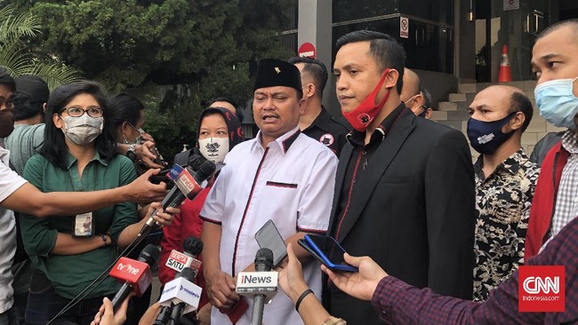 DPD PDIP DKI Jakarta melaporkan aksi pembakaran bendera partai ke Polda Metro Jaya, Jumat (26/6).