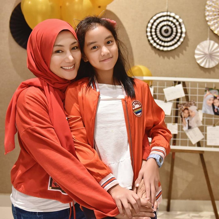 <p>Erra Fazira yang punya nama asli Wan Fazira binti Wan Chek ini ternyata berprofesi sebagai artis di Malaysia. (Foto: Instagram @errafazira)</p>