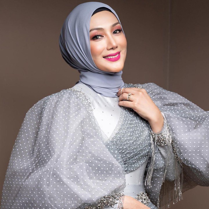 <p>Ia bahkan masuk dalam jajaran artis papan atas di dunia perfilman Melayu. Ia juga pernah disebut sebagai artis dengan bayaran termahal lho. (Foto: Instagram @errafazira)</p>