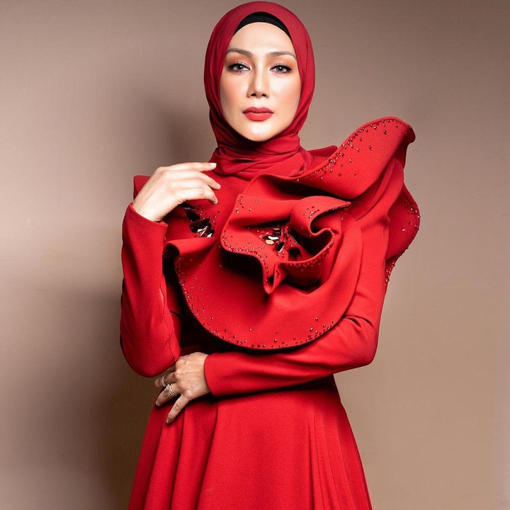 <p>Dengan gaun merah ini, Erra nampak sangat cantik dan anggun ya, Bunda. (Foto: Instagram @errafazira)</p>