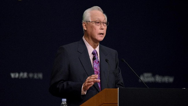 Former Singapore prime minister Goh Chok Tong gestures as he delivers a speech during an international conference in Tokyo on June 5, 2017. - Goh took park in the annual two-day conference. (Photo by Toru YAMANAKA / AFP)
