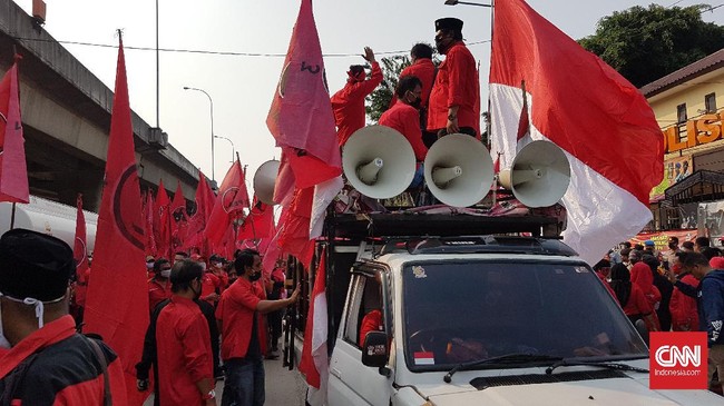 Massa dari sejumlah kader dan anggota DPC PDI Perjuangan mulai memadati depan Polres Jakarta Utara, Jumat (26/6). Mereka meminta kepolisian mengusut insiden pembakaran bendera PDI Perjuangan oleh sejumlah orang dalam aksi demonstrasi menolak RUU Haluan Ideologi Pancasila (HIP) pada Rabu (24/6).