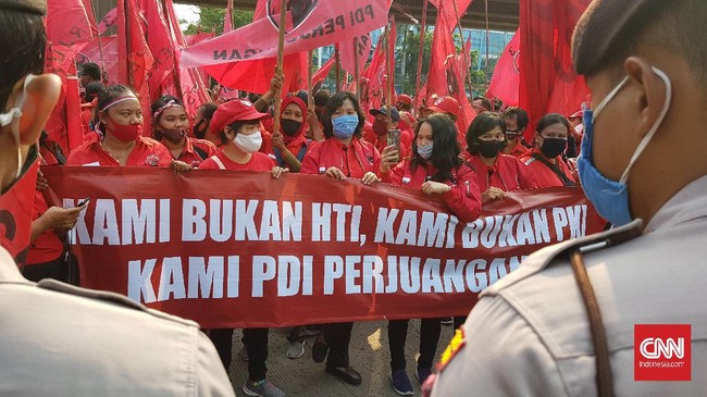 Massa dari sejumlah kader dan anggota DPC PDI Perjuangan mulai memadati depan Polres Jakarta Utara, Jumat (26/6). Mereka meminta kepolisian mengusut insiden pembakaran bendera PDI Perjuangan oleh sejumlah orang dalam aksi demonstrasi menolak RUU Haluan Ideologi Pancasila (HIP) pada Rabu (24/6).