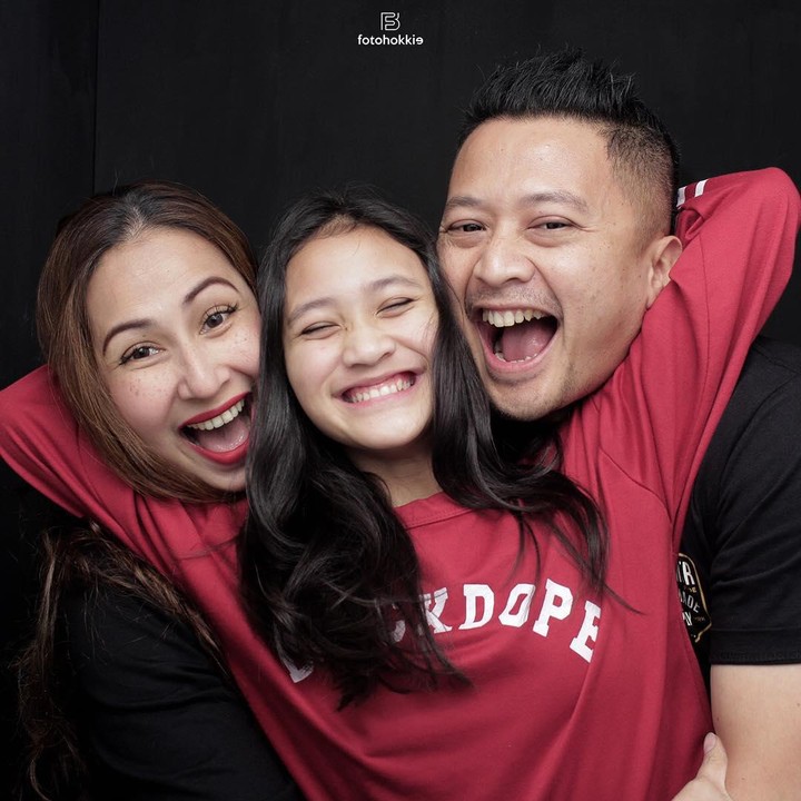 7 Potret Keluarga Deswita Maharani & Ferry Maryadi, Kompak dan Kocak