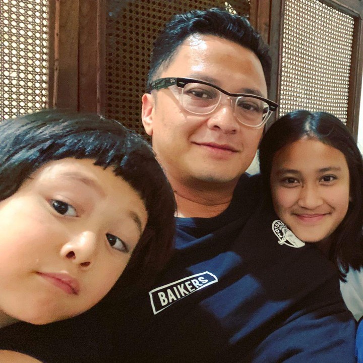 Ferry Maryadi sangat dekat dengan kedua anaknya ini lho, Bunda. Bahkan Leya yang sudah remaja juga masih terus bermanja dengan ayahnya. (Foto: Instagram @kangferrymaryadi)