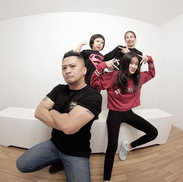 Lihat saja pose keluarga yang satu ini ketika berfoto. Mulai dari orang tua hingga anak-anaknya bergaya kocak semua. (Foto: Instagram @kangferrymaryadi)