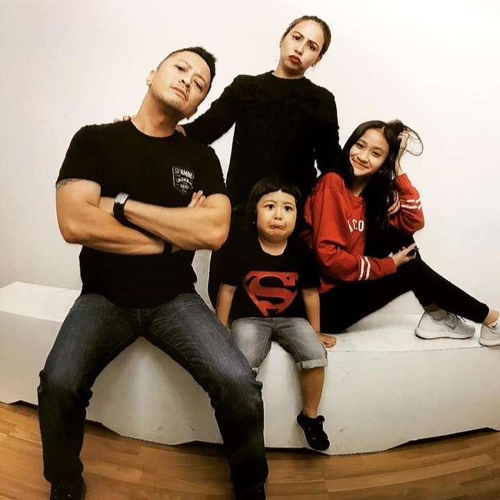 Kabayan yang paling sering bertingkah lucu. Di setiap foto, Ferry Maryadi dan putranya, Kabayan selalu berpose lucu. (Foto: Instagram @kangferrymaryadi)
