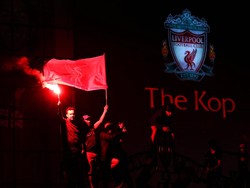 Wow! Fans Liverpool Ini Pamer Trofi di Kandang MU dan City