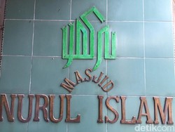 Salat Jumat di Masjid Nurul Islam Koja, Masih Ada Jemaah Salat di Jalan