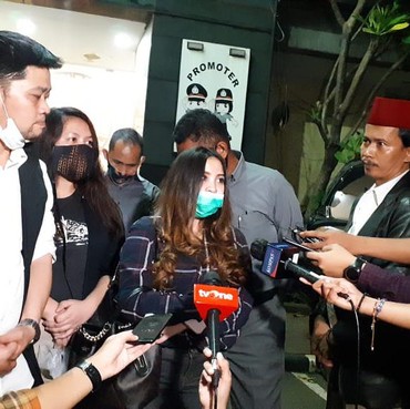 Paras Manis Putri John Kei Datangi Polda Jadi Sorotan