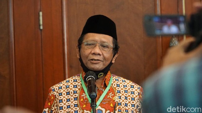 Mahfud menegaskan, Presiden Jokowi mengizinkan para menteri berbicara soal Pemilu 2024 sepanjang relevan dengan tugas masing-masing.