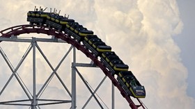 Horor Roller Coaster di AS, Penyangga Jalurnya Retak Saat Dilintasi