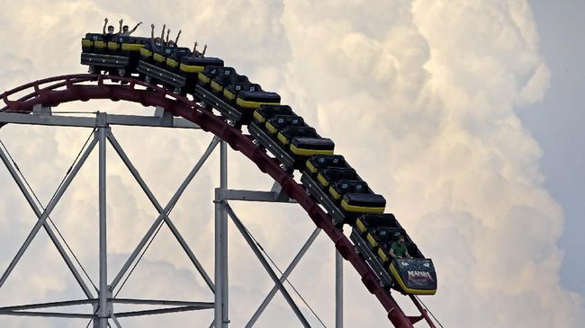 Roller coaster horror in USA, track support cracks when crossed