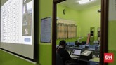 Pembagian Rapor Virtual Guru membacakan laporan hasil belajar (Rapor) kenaikan kelas kepada wali murid di SD Yasporbi I Pancoran, Jakarta, Jumat, 26 Juni 2020. CNN Indonesia/Adhi Wicaksono
