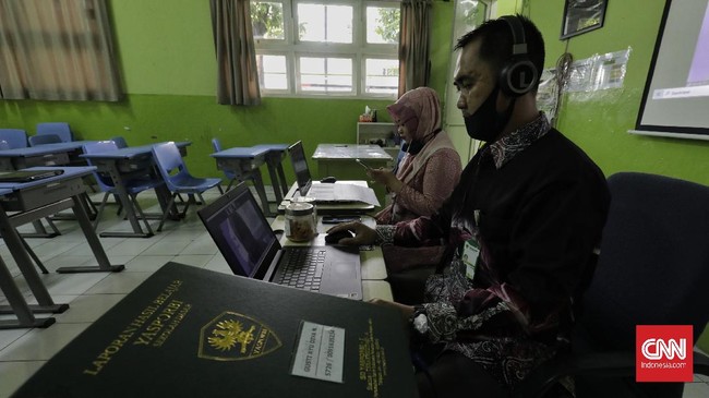 BKN mengatakan pihaknya bukan mengalihkan guru PNS menjadi PPPK, tetapi menutup rekrutmen CPNS untuk formasi guru pada tahun depan dan seterusnya.