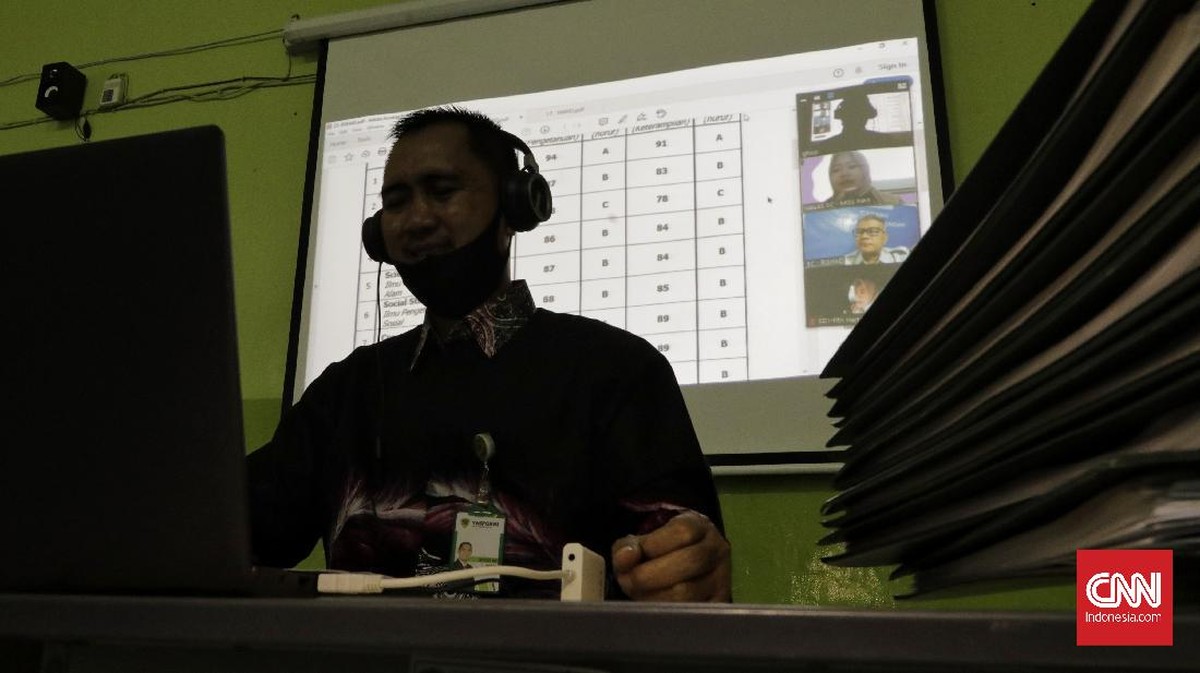 FOTO : Pembagian Rapor Virtual di Tengah Pandemi Corona