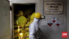 FOTO: Pemusnahan Sampah Medis 'Infeksi' Corona