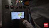 Pengolahan Limbah Infeksius Petugas melakukan proses pembakaran limbah medis dengan menggunakan incinerator di RSCM, Jakarta, Jumat, 26 Juni 2020. CNN Indonesia/Adhi Wicaksono