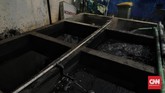 Pengolahan Limbah Infeksius Petugas melakukan proses pembakaran limbah medis dengan menggunakan incinerator di RSCM, Jakarta, Jumat, 26 Juni 2020. CNN Indonesia/Adhi Wicaksono