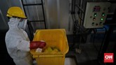Pengolahan Limbah Infeksius Petugas melakukan proses pembakaran limbah medis dengan menggunakan incinerator di RSCM, Jakarta, Jumat, 26 Juni 2020. CNN Indonesia/Adhi Wicaksono