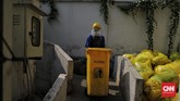 Pengolahan Limbah Infeksius Petugas melakukan proses pembakaran limbah medis dengan menggunakan incinerator di RSCM, Jakarta, Jumat, 26 Juni 2020. CNN Indonesia/Adhi Wicaksono