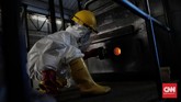 Pengolahan Limbah Infeksius Petugas melakukan proses pembakaran limbah medis dengan menggunakan incinerator di RSCM, Jakarta, Jumat, 26 Juni 2020. CNN Indonesia/Adhi Wicaksono