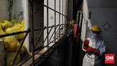 Pengolahan Limbah Infeksius Petugas melakukan proses pembakaran limbah medis dengan menggunakan incinerator di RSCM, Jakarta, Jumat, 26 Juni 2020. CNN Indonesia/Adhi Wicaksono
